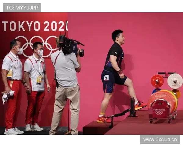 汪周雨家里那车库也太豪了吧，估计停满别克都不挤