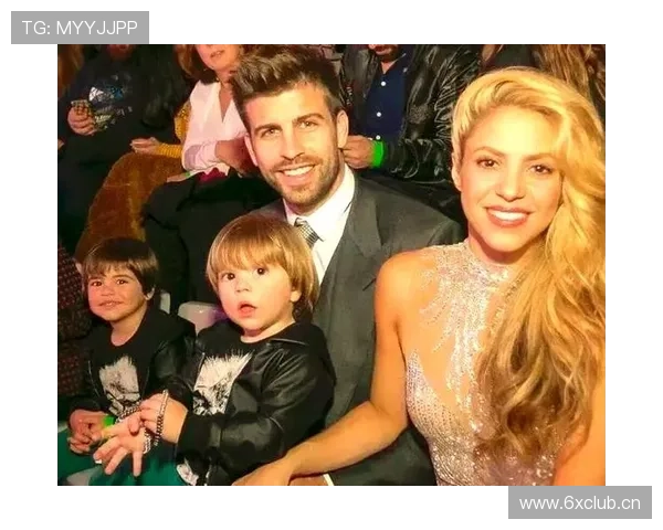 杰拉德·皮克带娃吃冰淇淋，路边停了三辆超跑像摆设，旁边大妈盯着直呼不科学