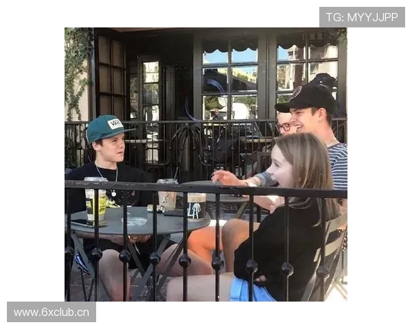 贝克汉姆退役后生活照，豪宅里喝咖啡都像拍大片啊！